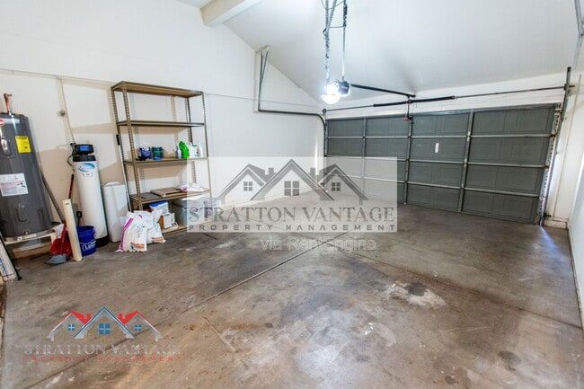 Building Photo - 310 E Bluebell Ln