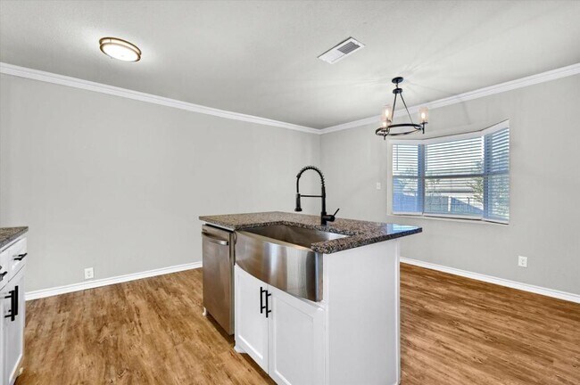 Building Photo - 810 N Throckmorton St