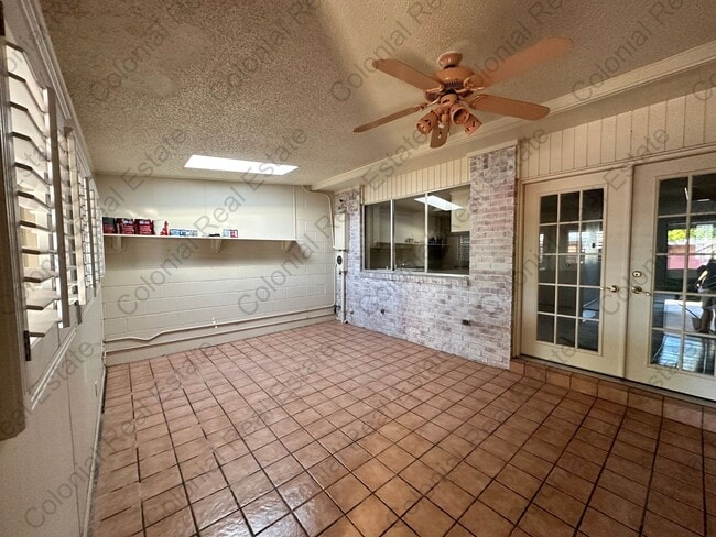 Building Photo - Spacious and unique 3 bedroom 2 and a half bath house on the golf course!