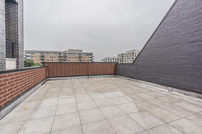 Building Photo - 505 W Elm St