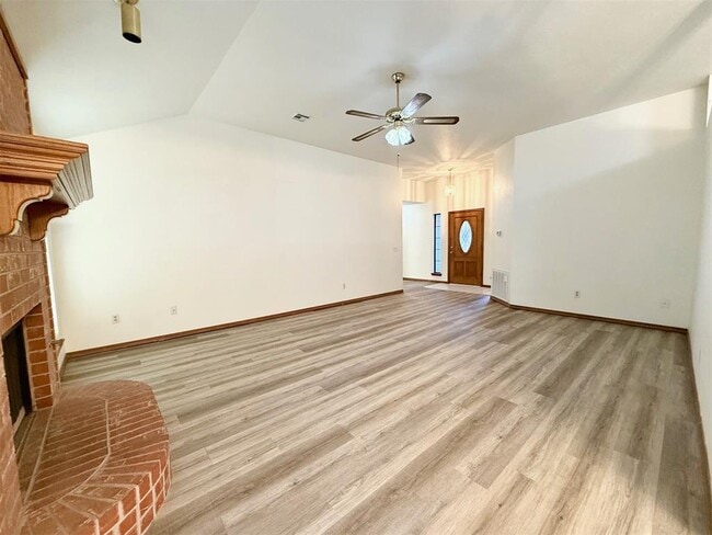 Building Photo - 405 Edwards Dr