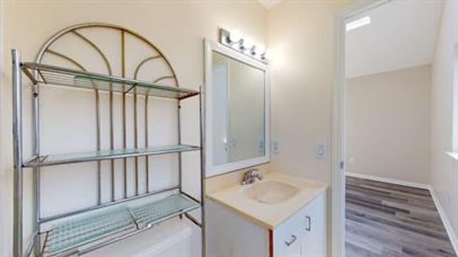 Building Photo - 2 Bedroom 2.5 Bath Townhouse