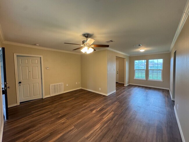 Building Photo - Ready for move in!