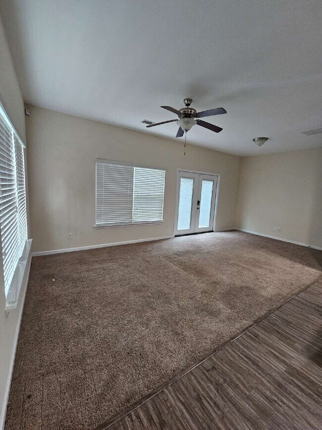 Building Photo - Luxury Townhouse in Richmond Hill.  Get Bu...