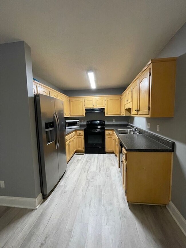 Building Photo - City of Maryville 1 bedroom with garage Call Ed Johnson 865-924-5045 or Debra Johnson 865-591-8281