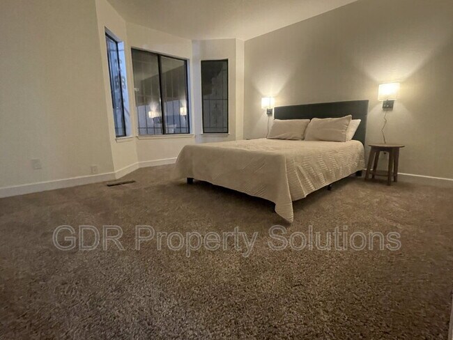 Building Photo - 520 Ortiz Dr NE