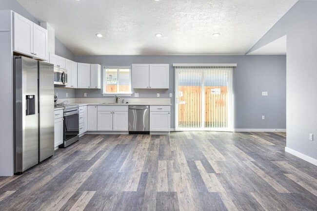 Building Photo - 1735 SE Jefferson St