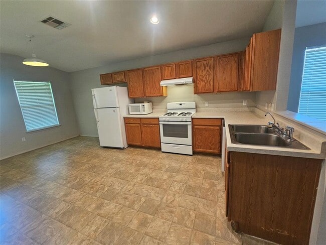 Building Photo - 130 Star of Texas Dr