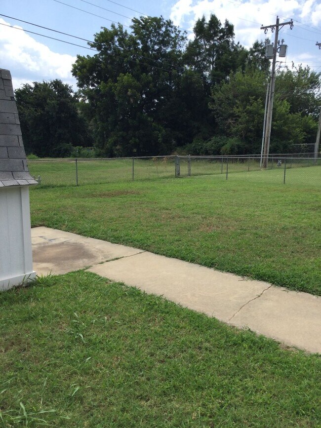 Building Photo - 2 bd 1 ba