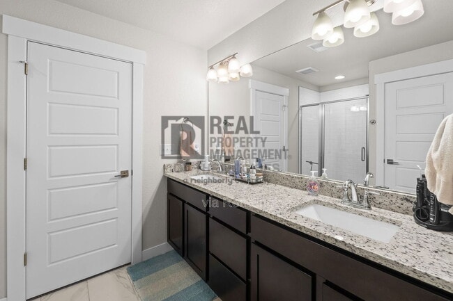 Building Photo - 218 E Chestnut St