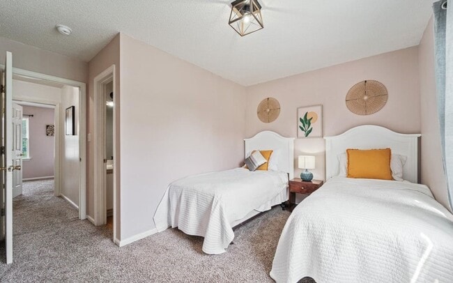 Building Photo - 2BR/2.5 Bath Townhome Minutes to Camp Lejuene