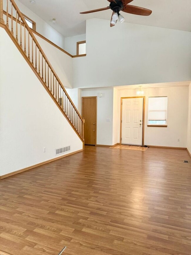 Building Photo - Gorgeous 5 Bedroom 3.5 Bath House with 3 c...