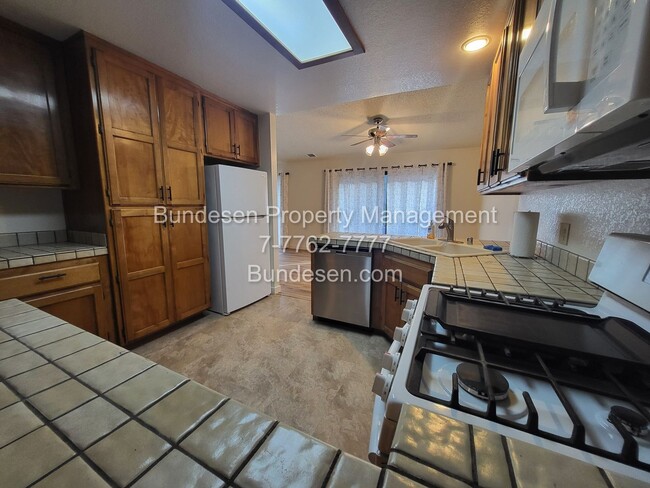 Building Photo - Spacious 3 bedroom, 2 bath~3316 Hoen Avenu...