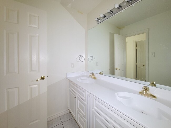 Building Photo - Welcome to this beautiful 2 story, 4 bedroom 2.5 bath home. Spacious living area with high ceilin...