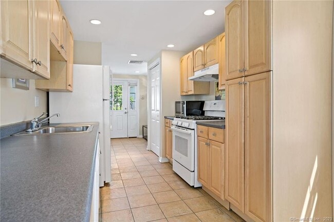 Building Photo - 210 Broadway