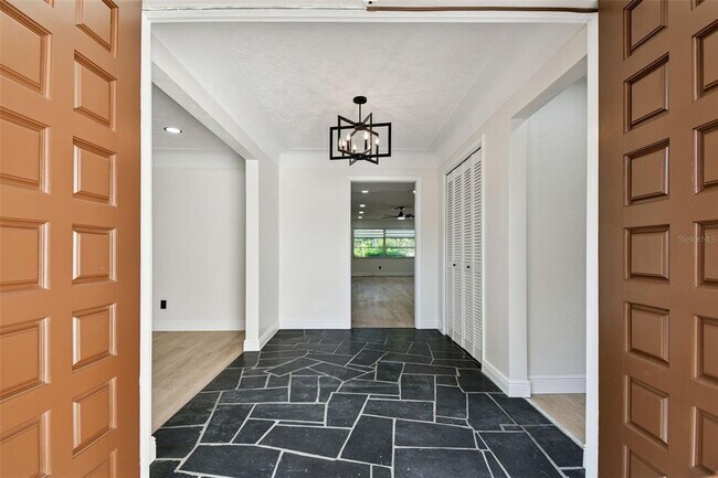 Building Photo - 970 Rolling Hills Dr