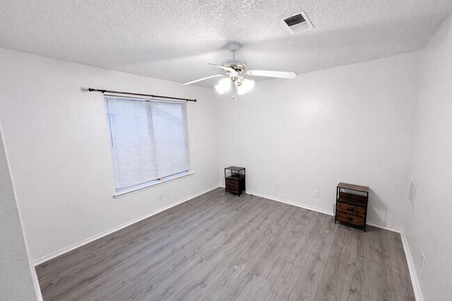 Building Photo - 3815-3815 Dock View Ln