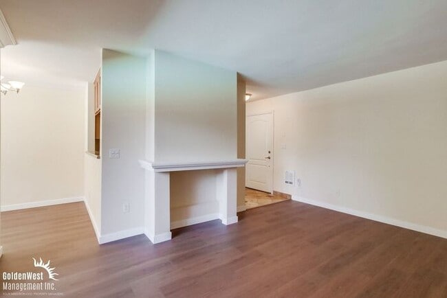 Building Photo - Charming 1Bdm 1Ba Coastal Condo in Pacific Beach!
