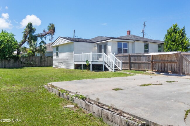 Building Photo - 310 N Bonita Ave