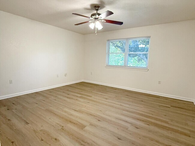 Building Photo - 606 Bayou Ln