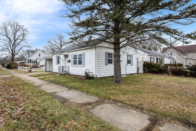 Building Photo - Completely Refreshed!