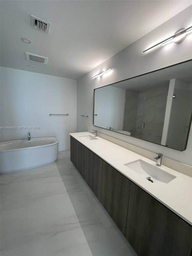 Building Photo - 17550 Collins Ave