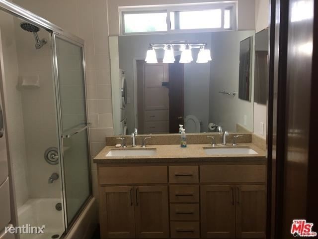 Building Photo - 2040 Fox Hills Dr