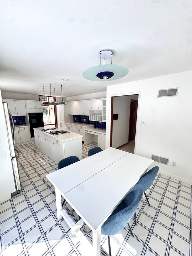 Building Photo - GRAND FIVE BEDROOM HOME