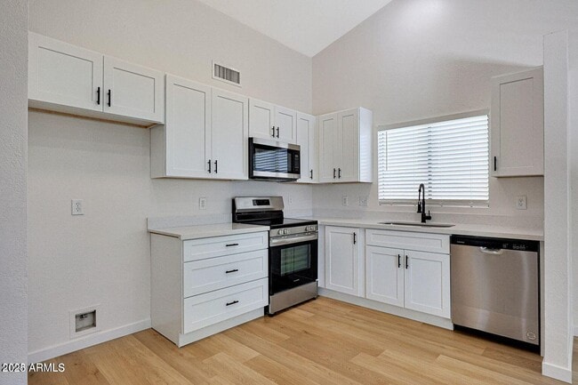 Building Photo - 613 W Rosemonte Dr