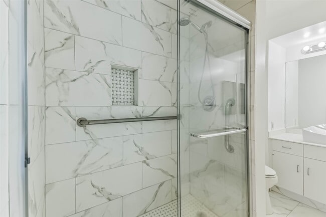 Building Photo - 14 Greenway Plz