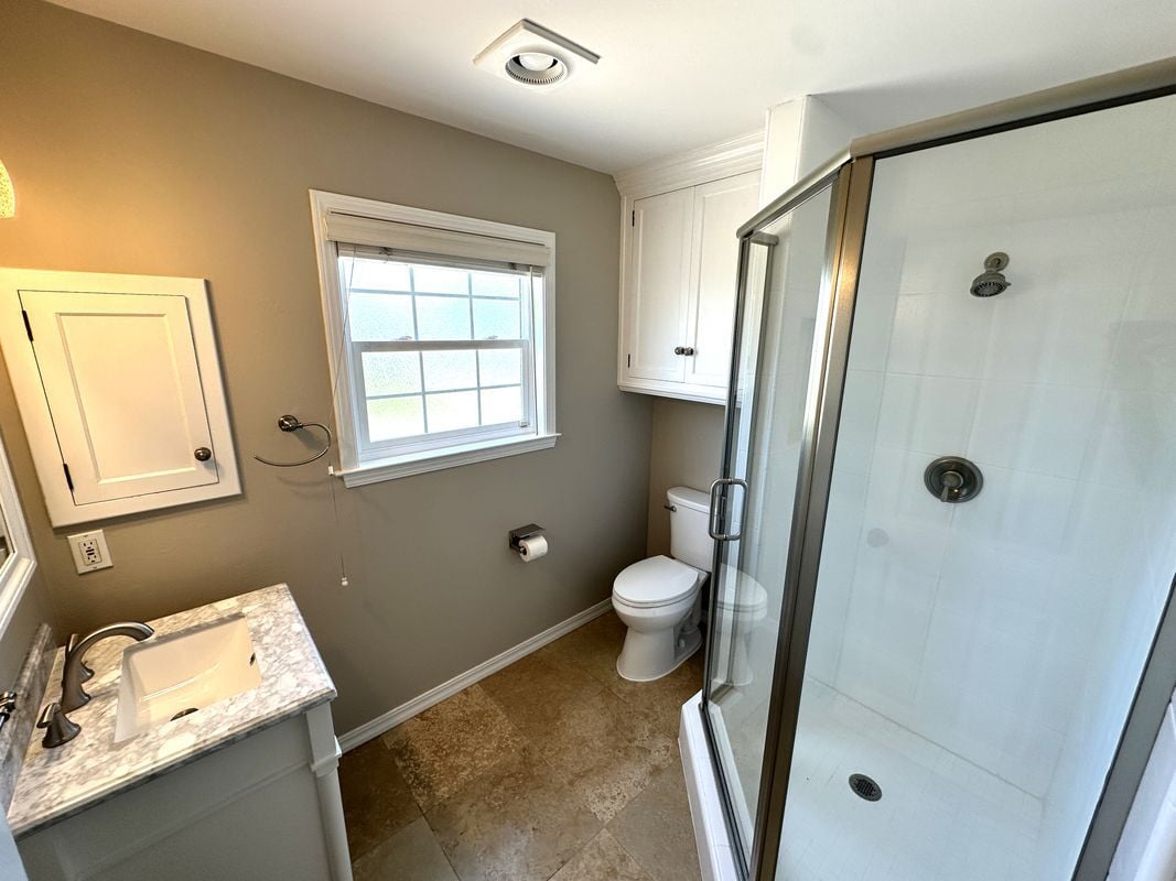 Building Photo - 604 Village Ct