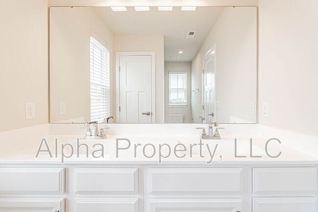 Building Photo - 127 Roseridge Dr