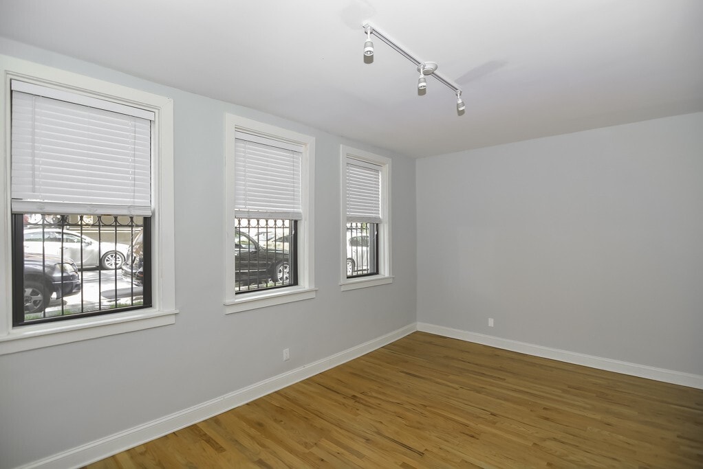 Building Photo - 4045 N Ashland