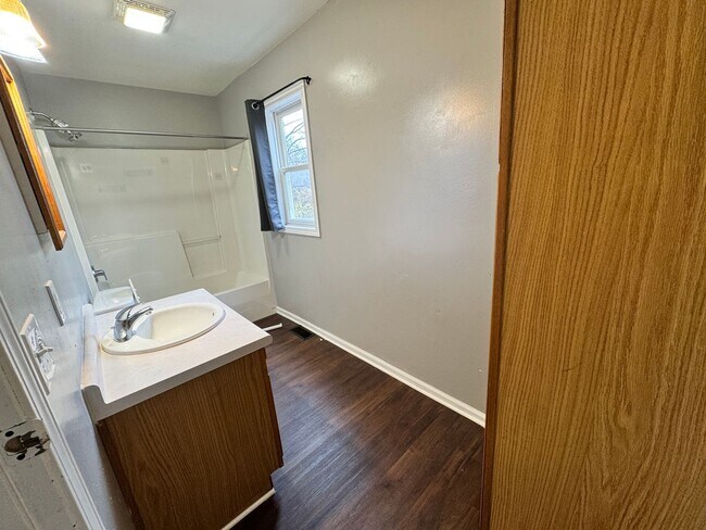 Building Photo - 4 Bedroom House