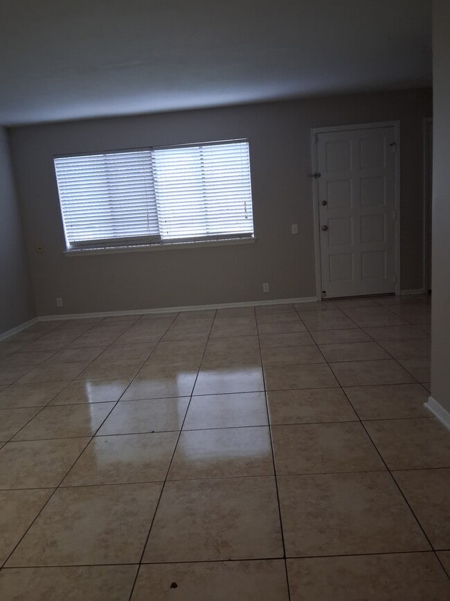 Building Photo - 409 Lakebend Pl