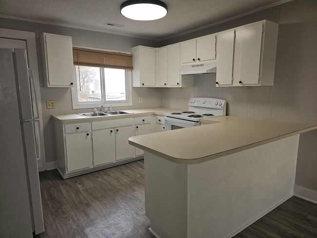 Building Photo - 2034 Jenkins Dairy Rd