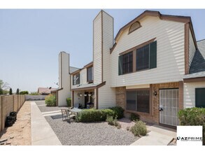 Building Photo - A Rare Find in Glendale, This 2/2.5 Townho...