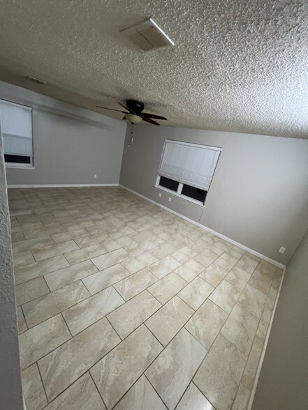 Building Photo - 911 Simi Dr