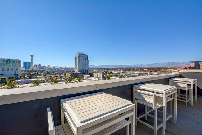 Building Photo - Juhl 345-City Views from this Spacious Deluxe Studio Residence