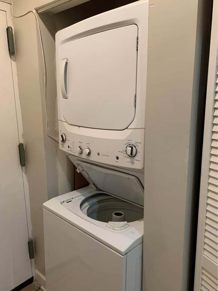 Building Photo - 6309 N Albany Ave