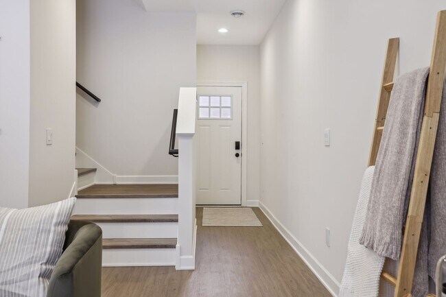 Building Photo - 804 Dailey Pl