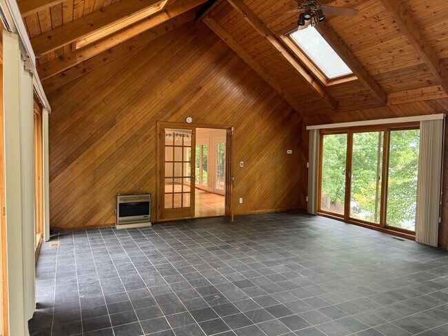 Building Photo - Four Bedroom Lake House in Denver