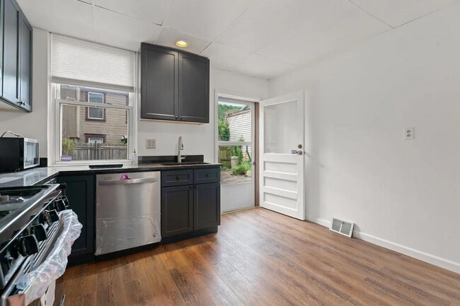 Building Photo - MOVE IN SPECIAL! SCORE HALF OFF 1ST MONTH'...