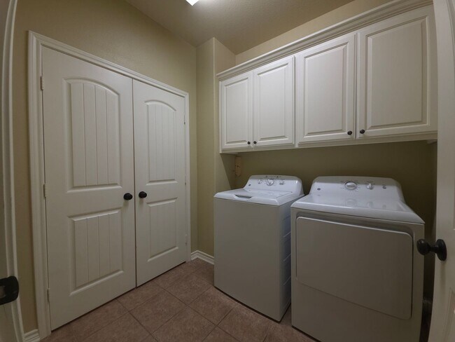 Building Photo - BEAUTIFUL and SPACIOUS 3-bedroom, 2-bathro...