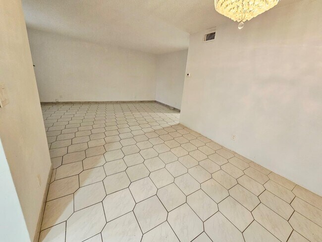 Building Photo - 501 Blue Heron Dr