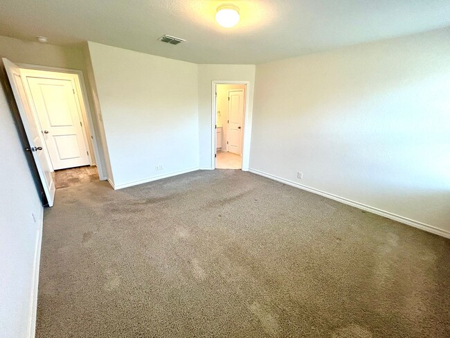 Building Photo - *MOVE IN SPECIAL* Stunning 4/2 Home With Access To Pool, Trails & 24-Hour Fitness Center!