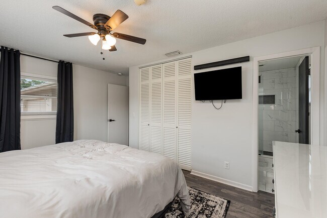 Building Photo - 4885 Santa Rosa Ave
