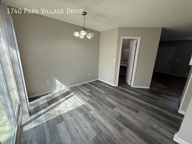 Building Photo - 1740 Park Village Dr