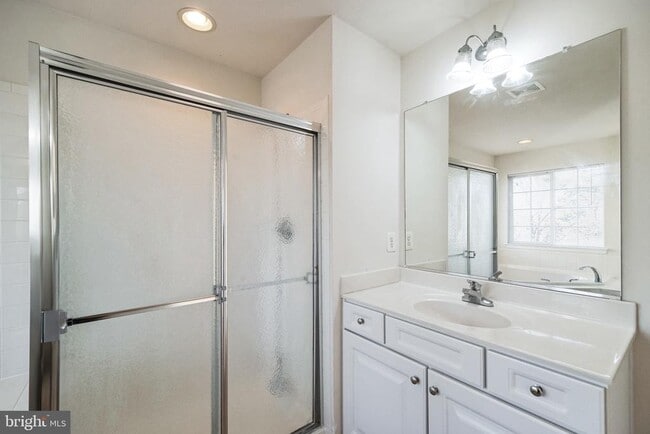 Building Photo - 215 Kemper Ct