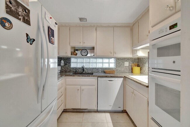 Building Photo - 2711 S Ocean Blvd
